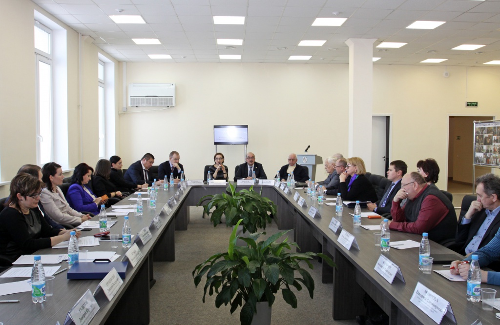 В Волгограде обсудили перспективы развития общественной дипломатии (2).JPG